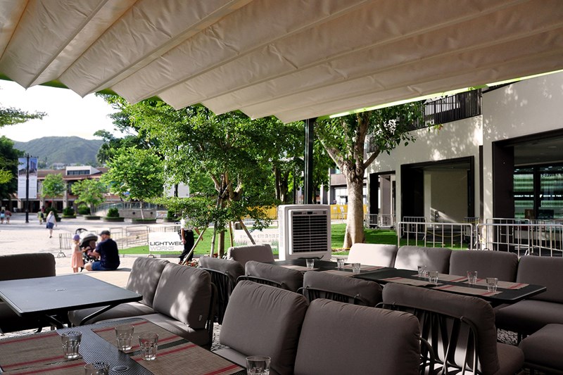1_Retractable_Outdoors_Restaurant_Restaurant-Cover_Outdoor-Space-Shade_Dining.jpg