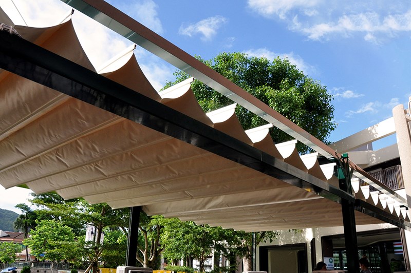 2_Retractable_Outdoors_Restaurant_Restaurant-Cover_Outdoor-Space-Shade_Dining.jpg